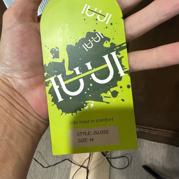 NWT SIZE M Cream Mid-Thigh Athletic Shorts and top with Stretch Fabric - Picture 5 of 8